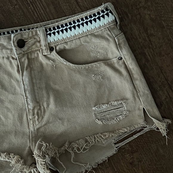 Cutoff Boho Embroidered Distressed Shorts - Picture 4 of 5